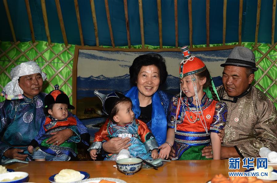 8月11日，帶著以習(xí)近平同志為核心的黨中央的親切關(guān)懷和全國各族人民的美好祝福，中共中央政治局委員、中央統(tǒng)戰(zhàn)部部長、中央代表團(tuán)副團(tuán)長孫春蘭率中央代表團(tuán)三分團(tuán)在錫林郭勒盟看望各族干部群眾，共同慶祝內(nèi)蒙古自治區(qū)成立70周年。這是孫春蘭在錫林浩特市寶力根蘇木牧民巴&middot;巴特爾（右一）家中看望。新華社記者 任軍川 攝