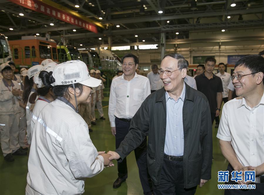 9月3日至5日，中共中央政治局常委、中央紀委書記、中央巡視工作領導小組組長王岐山在湖南省調研并主持召開巡察工作座談會。這是9月4日，王岐山到中國中車株洲電力機車有限公司考察。新華社記者 王曄 攝
