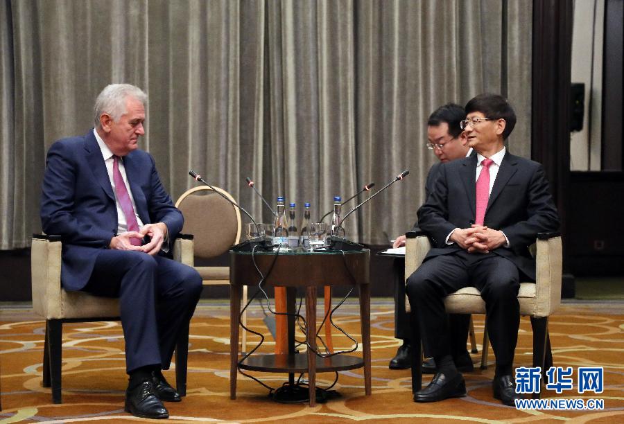 9月11日，在塞爾維亞首都貝爾格萊德，習(xí)近平主席特使、中共中央政治局委員、中央政法委書記孟建柱（右）會見塞爾維亞前總統(tǒng)尼科利奇（左）。新華社記者王慧娟攝