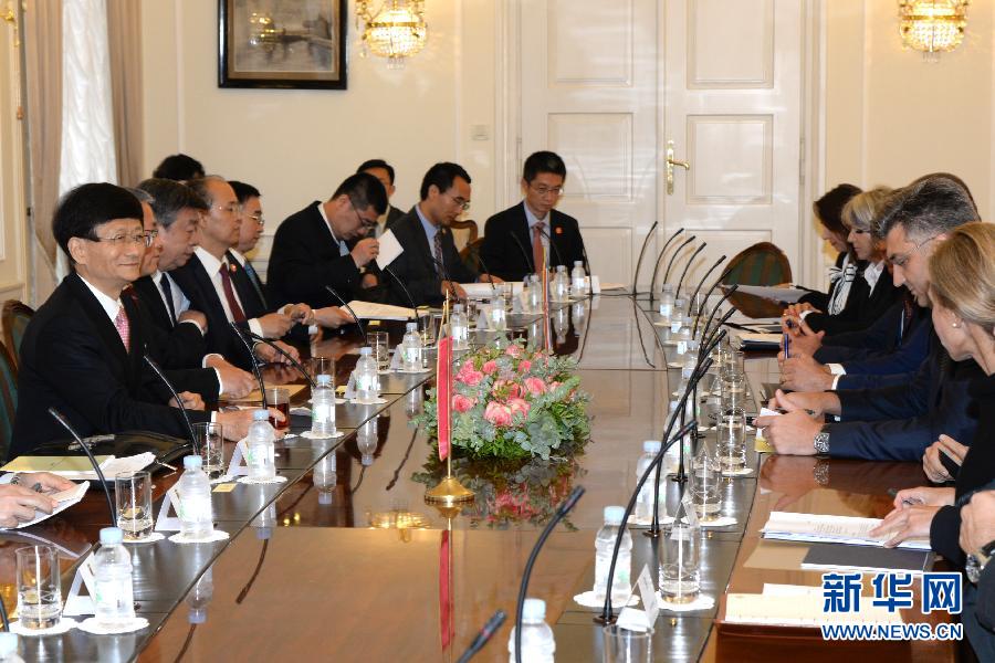 9月12日，克羅地亞總理普連科維奇（右二）在首都薩格勒布會(huì)見到訪的習(xí)近平主席特使、中共中央政治局委員、中央政法委書記孟建柱（左一）。新華社記者高磊攝