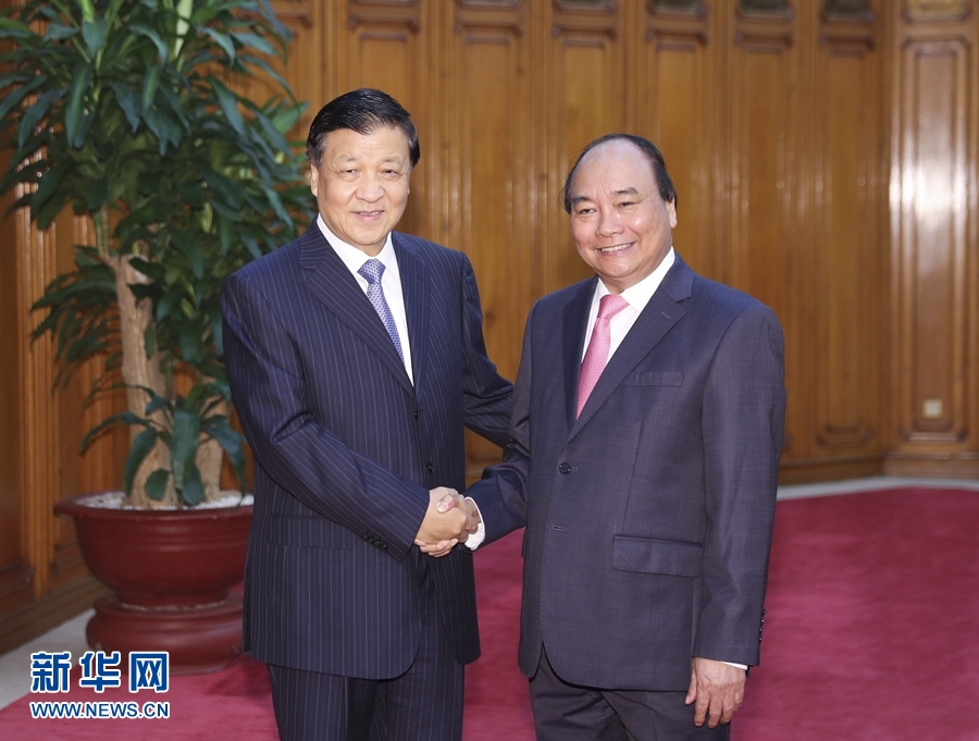 應(yīng)越南共產(chǎn)黨邀請，中共中央政治局常委、中央書記處書記劉云山9月18日至19日對越南進(jìn)行正式訪問。這是9月19日，劉云山在河內(nèi)會見越南總理阮春福。 新華社記者 丁林 攝