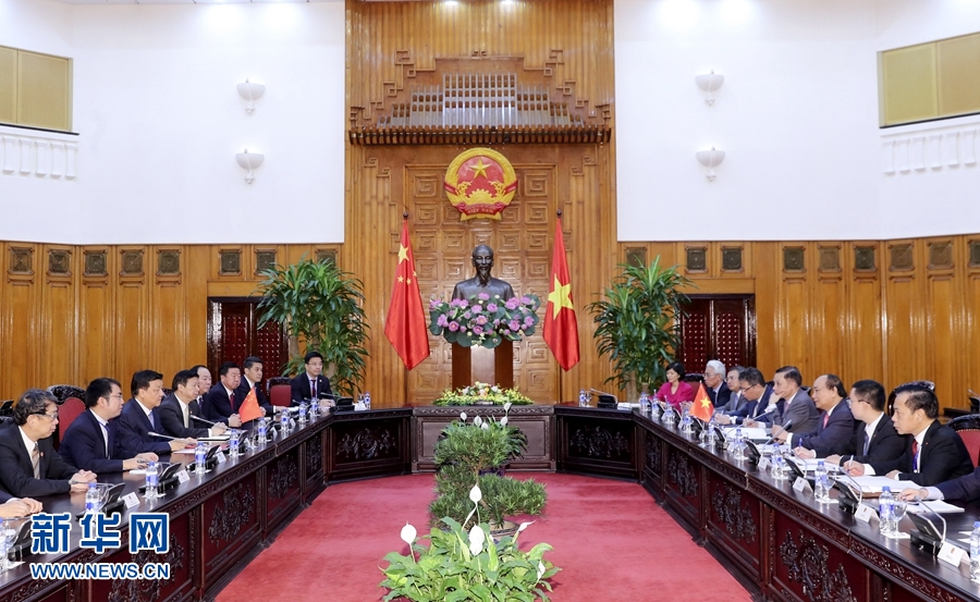 應(yīng)越南共產(chǎn)黨邀請，中共中央政治局常委、中央書記處書記劉云山9月18日至19日對越南進(jìn)行正式訪問。這是9月19日，劉云山在河內(nèi)會見越南總理阮春福。 新華社記者 丁林 攝