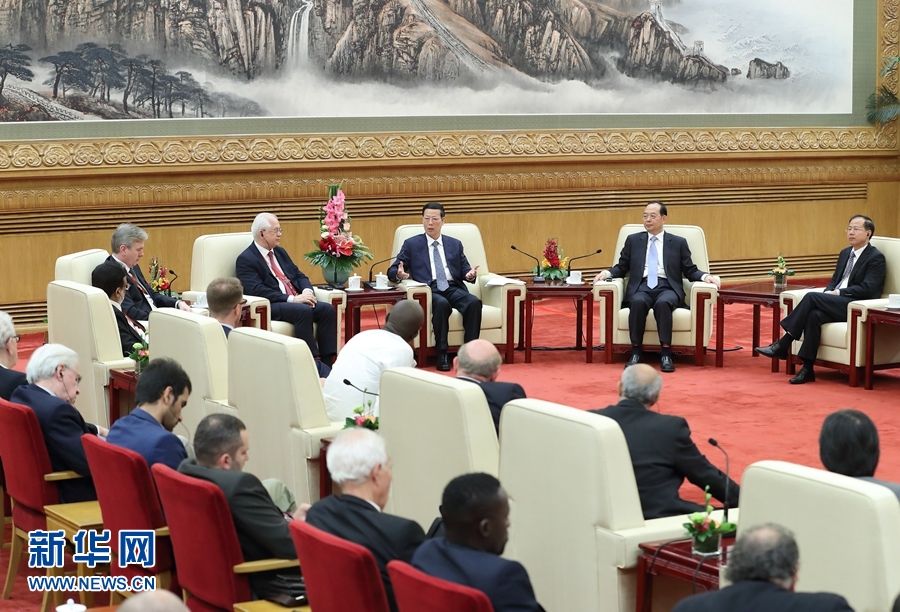 9月21日，中共中央政治局常委、國務(wù)院副總理張高麗在北京人民大會堂會見來華參加2017&ldquo;一帶一路&rdquo;媒體合作論壇的外方代表并回答大家關(guān)心的問題。新華社記者王曄攝 