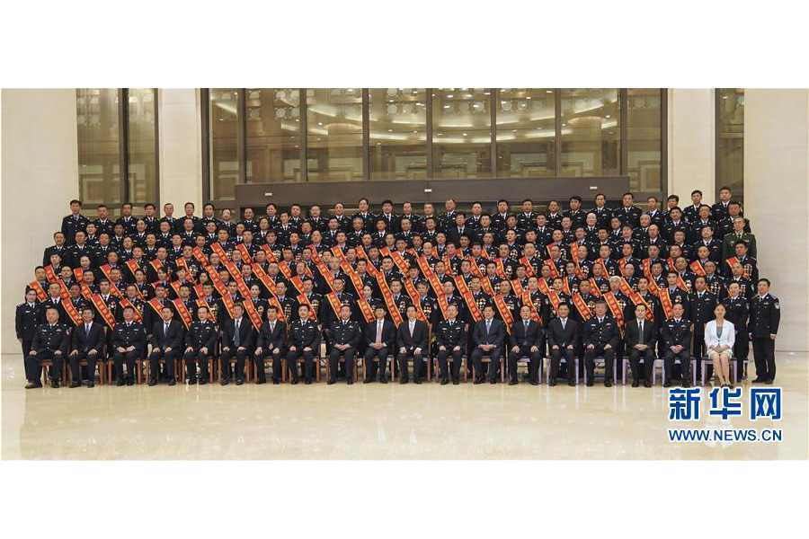 9月22日，&ldquo;熱血鑄劍&middot;丹心衛民&rdquo;全國公安百佳刑警推選活動揭曉儀式在北京舉行。中共中央政治局委員、中央政法委書記孟建柱會見當選民警并觀看揭曉儀式。國務委員、公安部部長郭聲琨參加會見并觀看揭曉儀式。新華社記者 殷剛 攝
