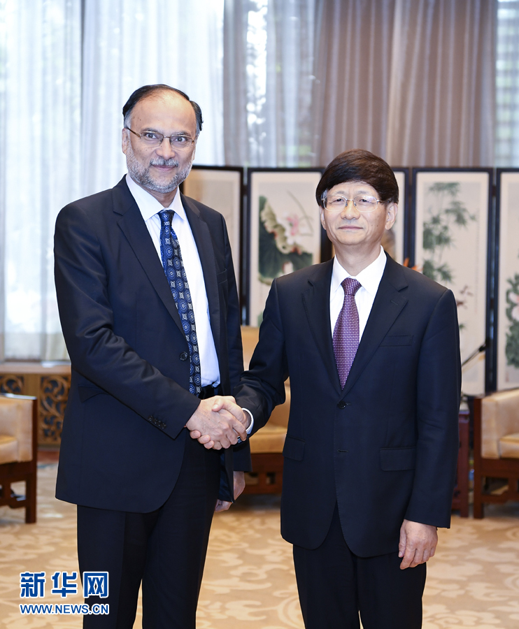 9月26日，中共中央政治局委員、中央政法委書記孟建柱在北京會見來華出席國際刑警組織第86屆全體大會的巴基斯坦內(nèi)政部長伊克巴爾。新華社記者 張領(lǐng) 攝