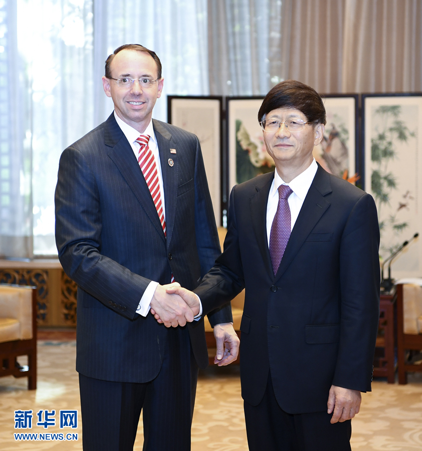 9月26日，中共中央政治局委員、中央政法委書記孟建柱在北京會見來華出席國際刑警組織第86屆全體大會的美國司法部常務(wù)副部長羅森斯坦。新華社記者 張領(lǐng) 攝