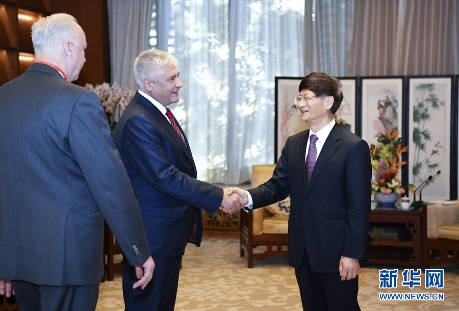 9月26日，中共中央政治局委員、中央政法委書記孟建柱在北京會見來華出席國際刑警組織第86屆全體大會的俄羅斯內(nèi)務(wù)部長科洛科利采夫（左二）和俄聯(lián)邦調(diào)查委員會主席巴斯特雷金（左一）。新華社記者 張領(lǐng) 攝 