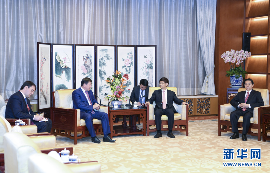 9月26日，中共中央政治局委員、中央政法委書記孟建柱在北京會見來華出席國際刑警組織第86屆全體大會的塔吉克斯坦內(nèi)務(wù)部長拉希姆佐達。國務(wù)委員、公安部部長郭聲琨參加有關(guān)會見。新華社記者 張領(lǐng) 攝