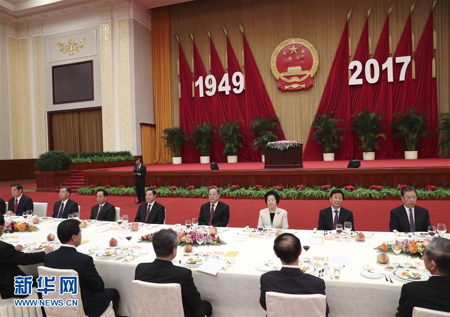 9月28日，全國政協(xié)辦公廳、中共中央統(tǒng)戰(zhàn)部、國務(wù)院僑辦、國務(wù)院港澳辦、國務(wù)院臺辦在北京人民大會堂聯(lián)合舉行國慶招待會。中共中央政治局常委、全國政協(xié)主席俞正聲與2800多名港澳臺僑各界代表歡聚一堂，慶祝中華人民共和國成立68周年。這是俞正聲在招待會上致辭。新華社記者 龐興雷 攝