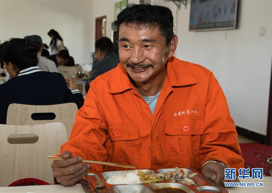 (十九大代表風(fēng)采·圖文互動(dòng))(1)鉆探高級(jí)技工向巴扎西:我為祖國(guó)探礦藏