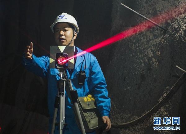 （十九大代表風(fēng)采&middot;圖文互動(dòng)）（1）白芝勇：用點(diǎn)線(xiàn)繪就&ldquo;測(cè)量人生&rdquo;