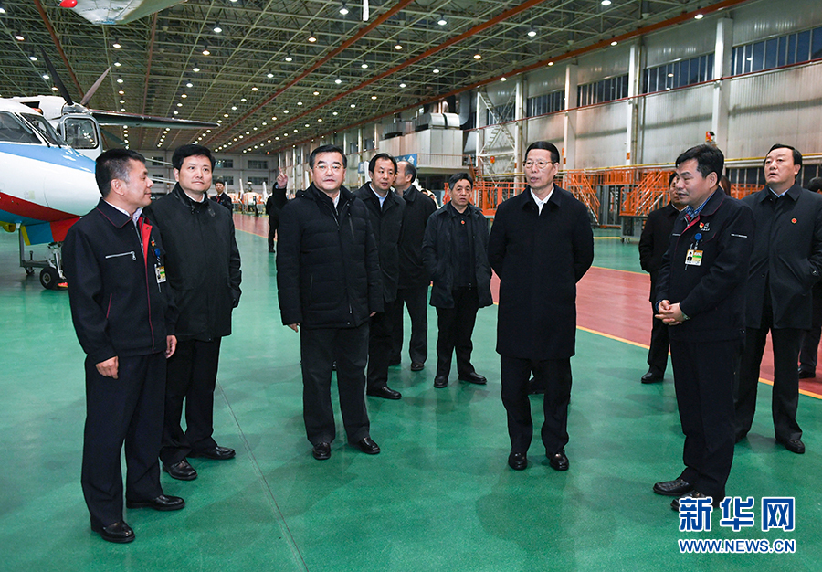 11月14日至15日，國務院副總理張高麗在黑龍江調研。這是11月14日，張高麗到哈爾濱飛機工業集團有限責任公司了解國有老企業轉型升級情況。 新華社記者 高潔 攝