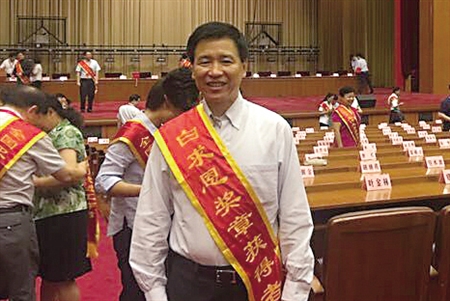 黃國(guó)寧被授予我國(guó)衛(wèi)生行業(yè)的最高榮譽(yù)“白求恩獎(jiǎng)?wù)?rdquo;。