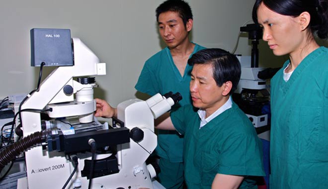 成功實(shí)施西南地區(qū)首例試管嬰兒手術(shù)。