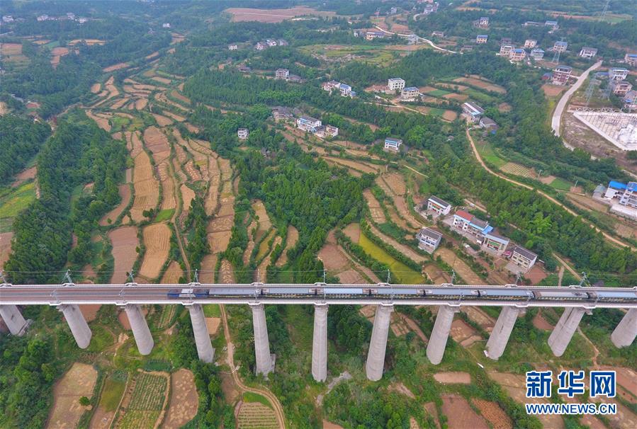 （新華全媒頭條&middot;圖文互動）（6）開啟新征程　譜寫新史詩&mdash;&mdash;以習近平同志為核心的黨中央引領中國特色社會主義進入新時代