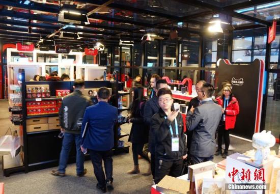 走進&ldquo;互聯網之光&rdquo;博覽會，無人超市是本次展會最大的熱點，顧客可用二維碼進入超市，實現全自動購物。