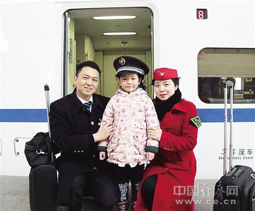 陳剛（左）、肖三英以及女兒陳昱彤的合照。經濟日報-中國經濟網記者 王軼辰攝