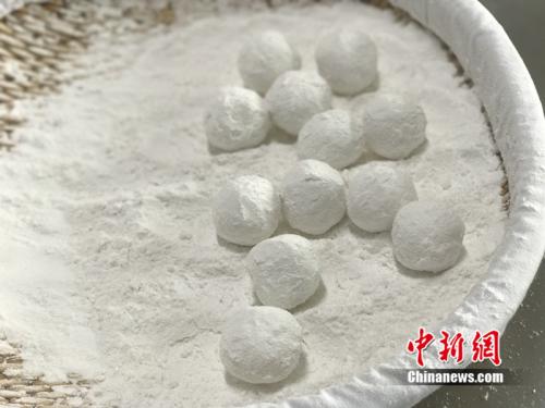制作元宵時，首先要將餡料做好，沾上水，再投進盛滿糯米粉的笸籮內搖。<a target='_blank'  ><p  align=