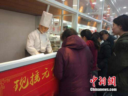 于伯軍的現場展示吸引了不少北京市民圍觀。<a target='_blank'  ><p  align=