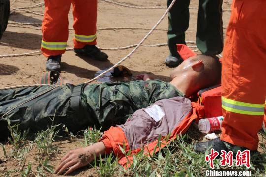 大喊&ldquo;危險別來&rdquo;的被救夫婦說：他跟孩子一樣親