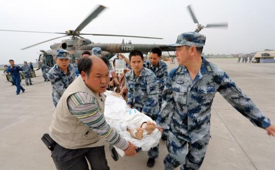 戰士們在蘆山災區轉移重傷員（來源：中國軍網）