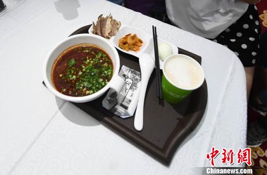 圖為&ldquo;環西部火車游Y667/8次&rdquo;列車上推出蘭州牛肉面套餐，套餐38元，有一碗牛肉面、一碟牛肉、一個雞蛋、一份小菜、一份甜胚子?！钇G敏 攝
