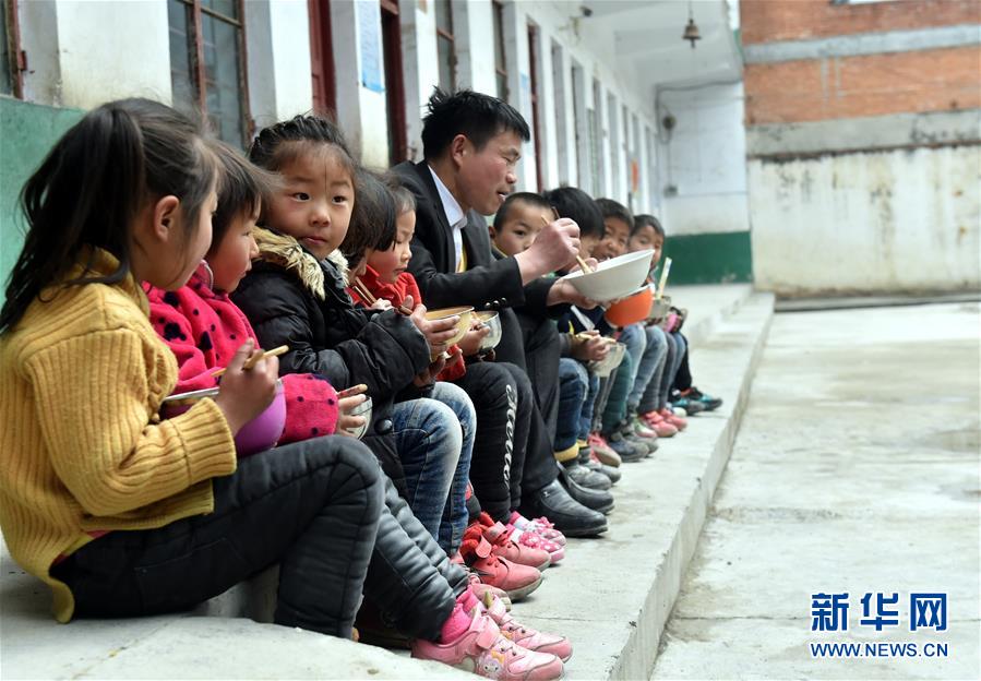 （時(shí)代先鋒&middot;圖文互動(dòng)）（3）伏牛山里好老師張玉滾：挑起孩子們走出大山的希望