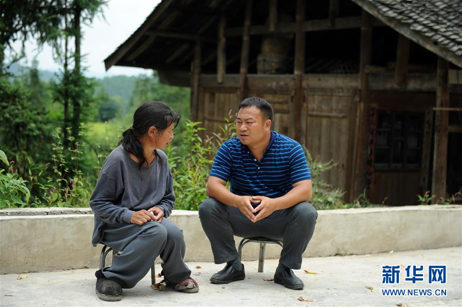 （在習(xí)近平新時代中國特色社會主義思想指引下&mdash;&mdash;新時代新作為新篇章&middot;圖文互動）（4）三年村干部 一世農(nóng)村情&mdash;&mdash;記貴州石阡農(nóng)村扶貧干部