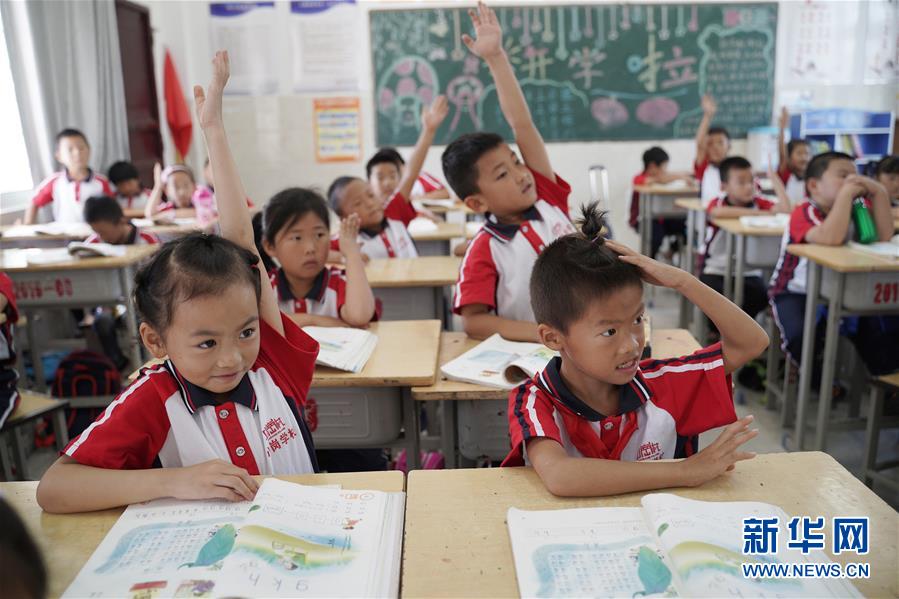 （新華全媒頭條&middot;壯闊東方潮　奮進新時代&mdash;&mdash;慶祝改革開放40年&middot;圖文互動）（5）小崗，與時代同行&mdash;&mdash;&ldquo;中國農(nóng)村改革第一村&rdquo;40年變遷的改革啟示