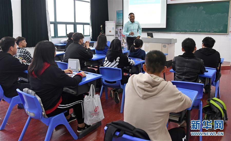 （慶祝改革開放40周年基層行&middot;學(xué)校篇&middot;圖文互動(dòng)）（4）白鷺洲中學(xué)40年:書院教育的時(shí)代探索