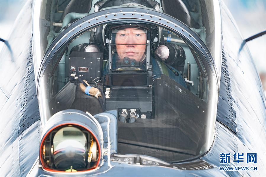 (新華全媒頭條·圖文互動(dòng))(2)戰(zhàn)鷹,為祖國(guó)奮飛——記空軍航空兵某旅旅長(zhǎng)、特級(jí)飛行員郝井文