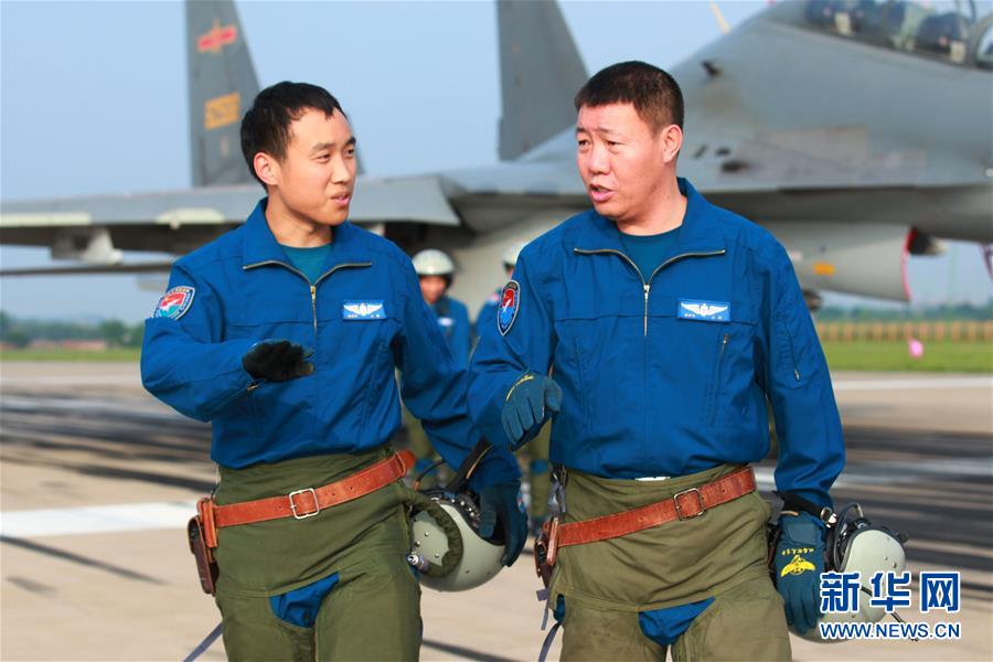(新華全媒頭條·圖文互動(dòng))(3)戰(zhàn)鷹,為祖國(guó)奮飛——記空軍航空兵某旅旅長(zhǎng)、特級(jí)飛行員郝井文