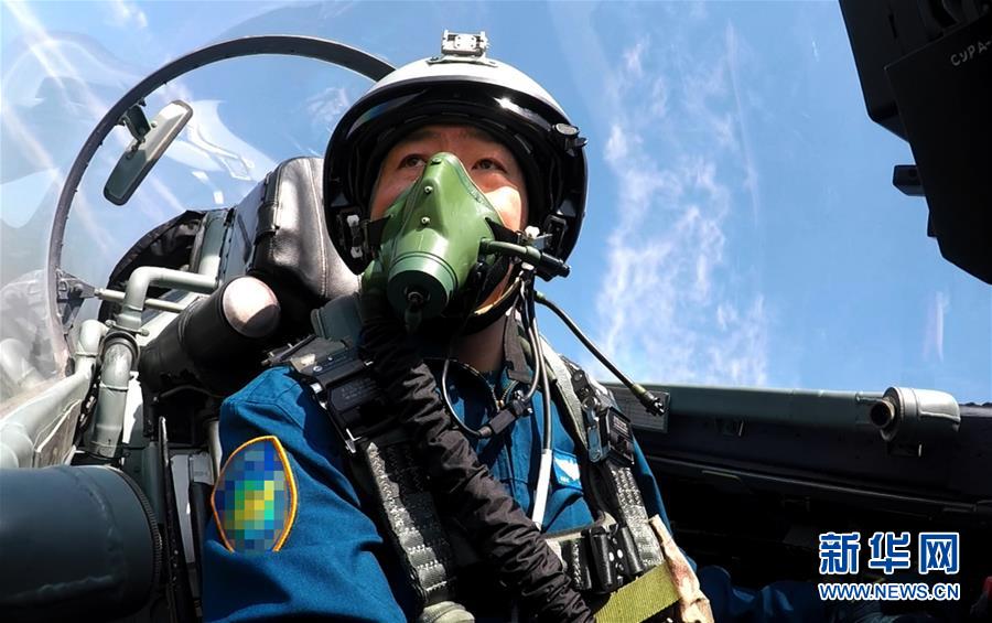 (新華全媒頭條·圖文互動(dòng))(6)戰(zhàn)鷹,為祖國(guó)奮飛——記空軍航空兵某旅旅長(zhǎng)、特級(jí)飛行員郝井文