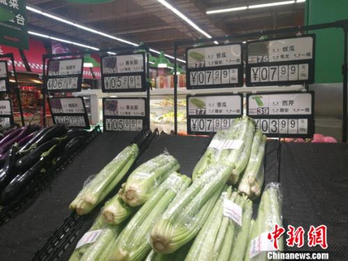 圖為超市里的蔬菜攤。正值晚間，一些菜已被人們買空。 謝藝觀 攝