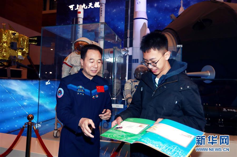 （圖文互動）（1）&ldquo;偉大的變革&mdash;&mdash;慶祝改革開放40周年大型展覽&rdquo;迎來寒假參觀熱潮 現場觀眾人數突破300萬