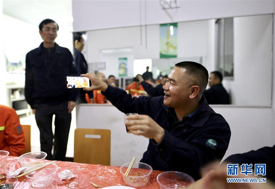 (新春走基層·圖文互動)(2)老楊20多年除夕夜的堅守