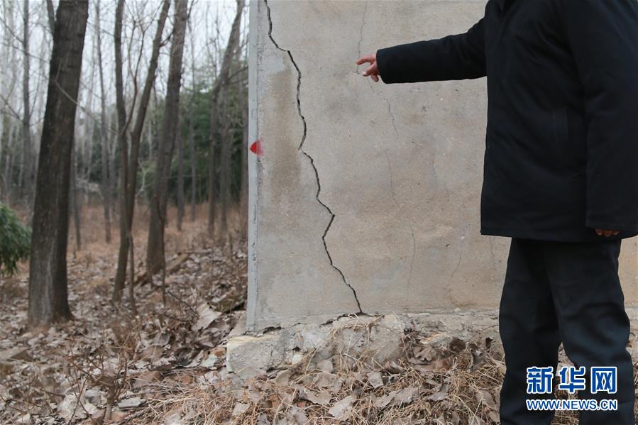 （新華視點(diǎn)&middot;圖文互動(dòng)）（3）挖掘作業(yè)距漢墓中心僅20米，村民住房出現(xiàn)裂縫&hellip;&hellip;&ldquo;造地&rdquo;如何變挖山？