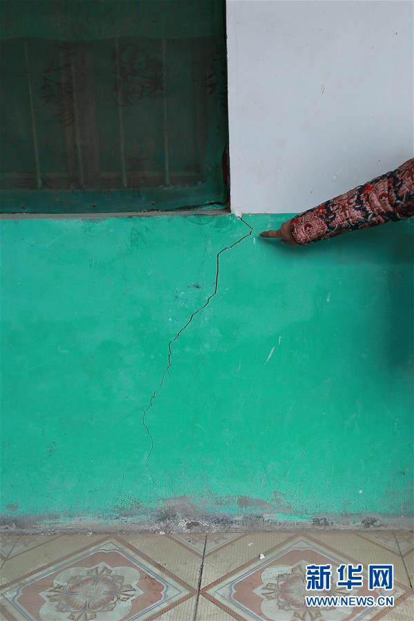 （新華視點(diǎn)&middot;圖文互動(dòng)）（4）挖掘作業(yè)距漢墓中心僅20米，村民住房出現(xiàn)裂縫&hellip;&hellip;&ldquo;造地&rdquo;如何變挖山？