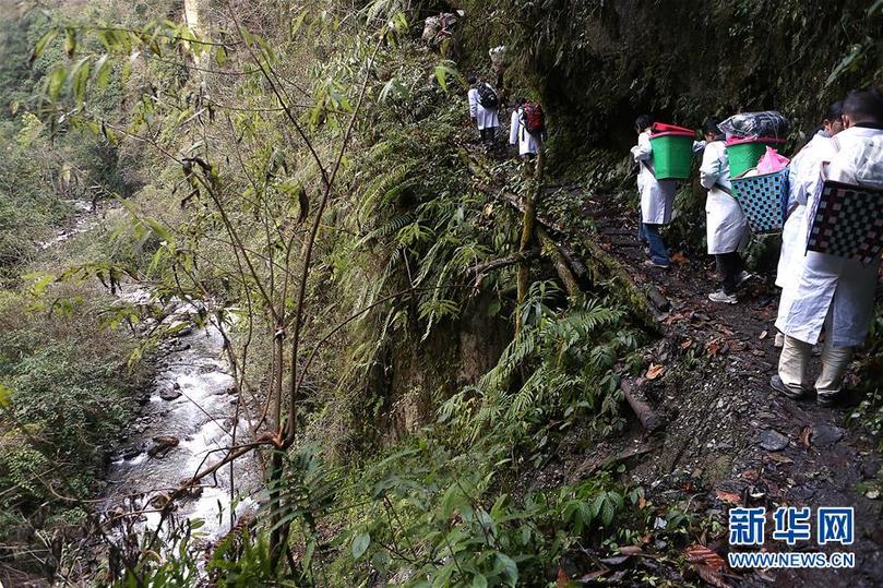 （新華全媒頭條&middot;圖文互動）（3）大峽谷里的&ldquo;背簍醫生&rdquo;