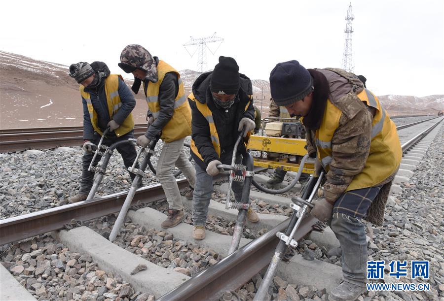 （新華全媒頭條&middot;圖文互動）（3）他們是比鋼鐵還硬的漢子&mdash;&mdash;天路之巔看不見的&ldquo;軌枕&rdquo;