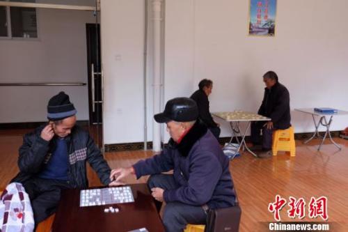 資料圖：老人們在下棋。徐學(xué)練 攝。