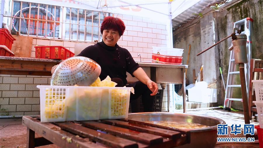 (鄉村振興·圖文互動)(2)“生活的滋味都在泡菜里”——江西瑞金“華嬤嬤”奮斗記