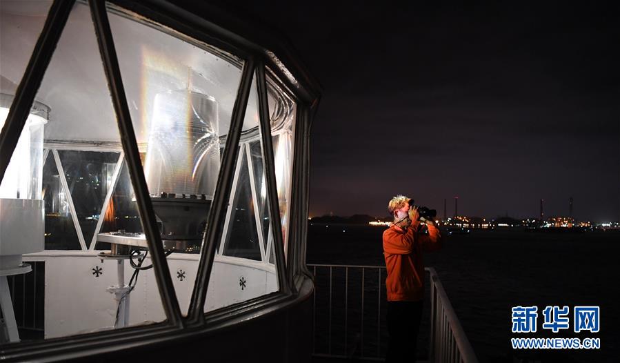 (新華全媒頭條·圖文互動)(8)守望——記舢舨洲“島主”黃燦明一門四代航標(biāo)工