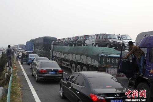 資料圖：高速擁堵不堪。<a target='_blank' ><p  align=