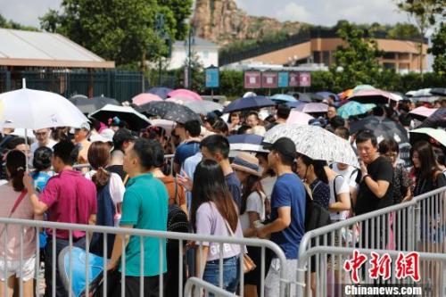 資料圖：游客排隊等待安檢。殷立勤 攝