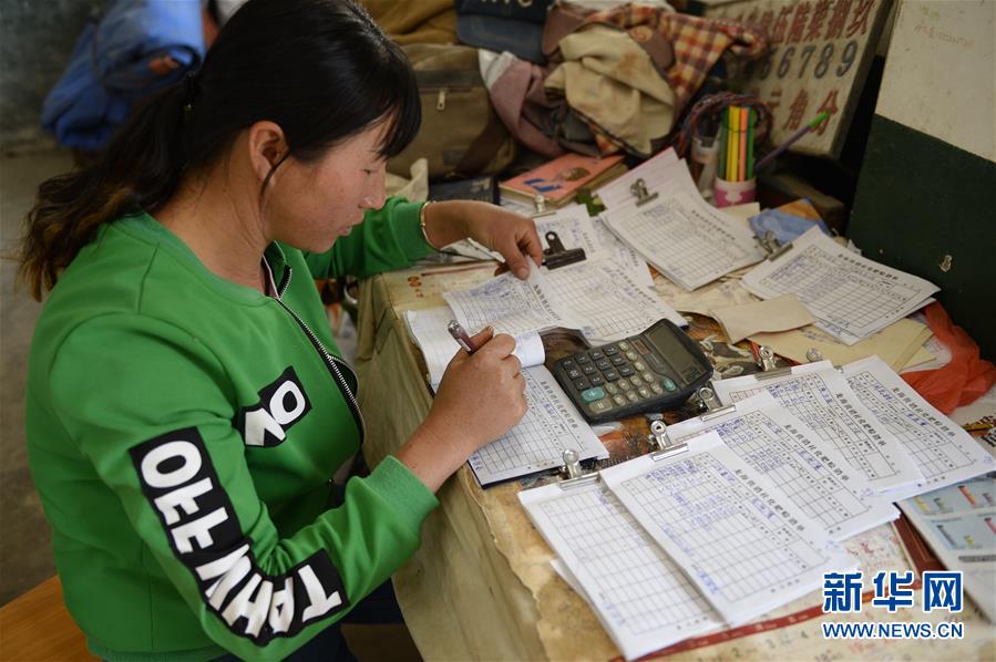 （在習近平新時代中國特色社會主義思想指引下&mdash;&mdash;新時代新作為新篇章&middot;圖文互動）（4）云南省陸良縣：農民給供銷社打&ldquo;白條&rdquo; 