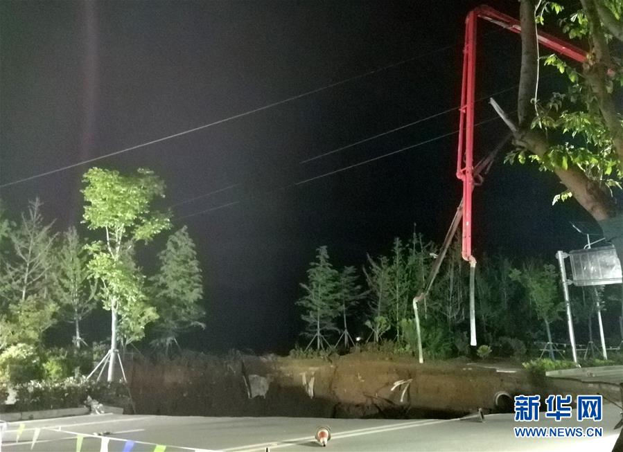 （新華網&middot;圖文互動）（1）青島一地鐵工地坍塌5名工人被困