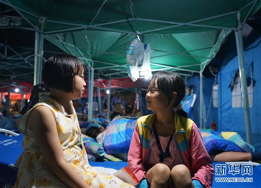 （長寧地震&middot;圖文互動）（1）夜訪雙河中學(xué)安置點