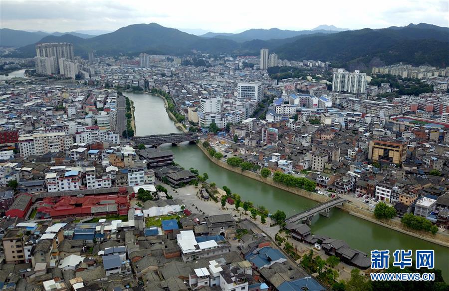 （新華全媒頭條&middot;不忘初心、牢記使命&mdash;&mdash;記者再走長征路&middot;圖文互動(dòng)）（3）風(fēng)展紅旗如畫&mdash;&mdash;來自長征出發(fā)地長汀、寧化的紅色信仰報(bào)告 