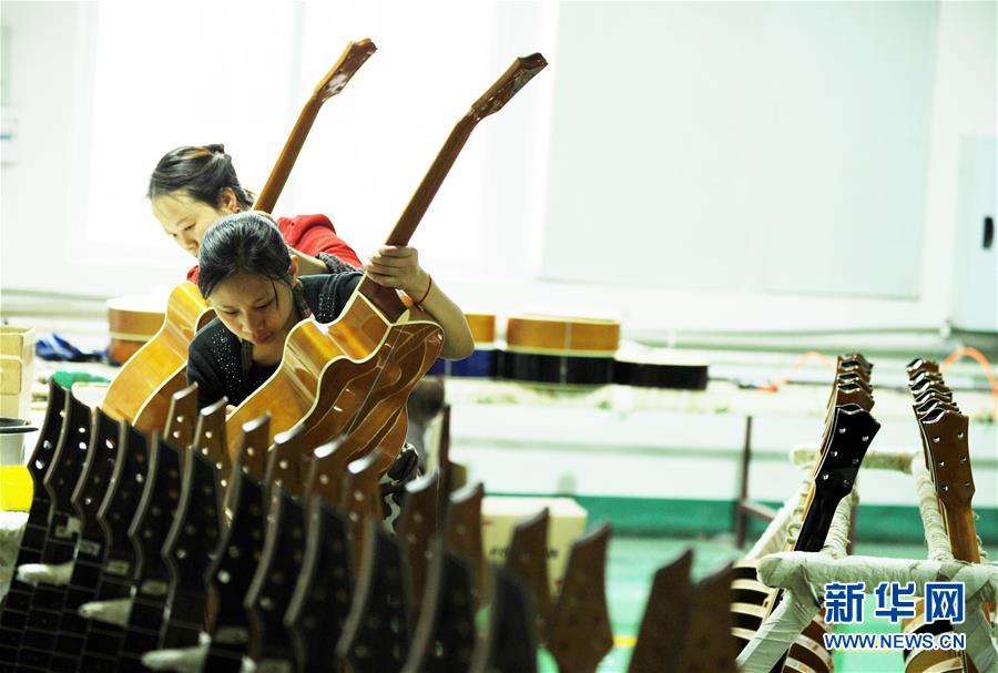 （在習近平新時代中國特色社會主義思想指引下&mdash;&mdash;新時代新作為新篇章&middot;圖文互動）（1）貴州正安：吉他奏響發展&ldquo;神曲&rdquo;